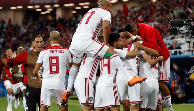 لاعبو المغرب يحتفلون بالتسجيل في مرمى اسبانيا
