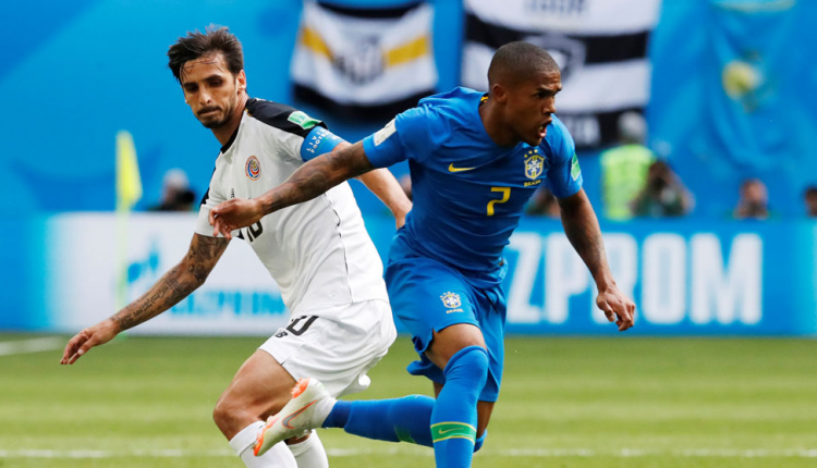 دوجلاس كوستا فى مباراة البرازيل وكوستاريكا