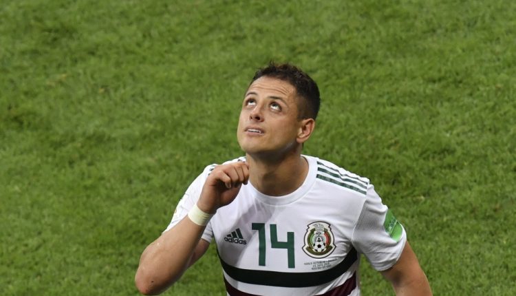 خافيير هيرنانديز يحتفل بهدفه في مرمى كوريا الجنوبية