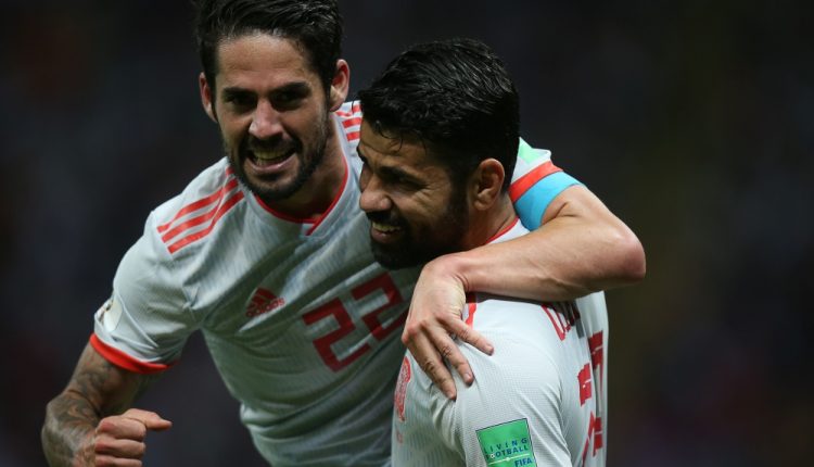 ديجو كوستا وإيسكو يحتفلان بهدف الفوز على إيران