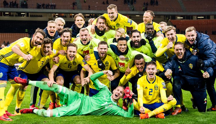 منتخب السويد يحتفل بالتأهل إلى المونديال على حساب إيطاليا