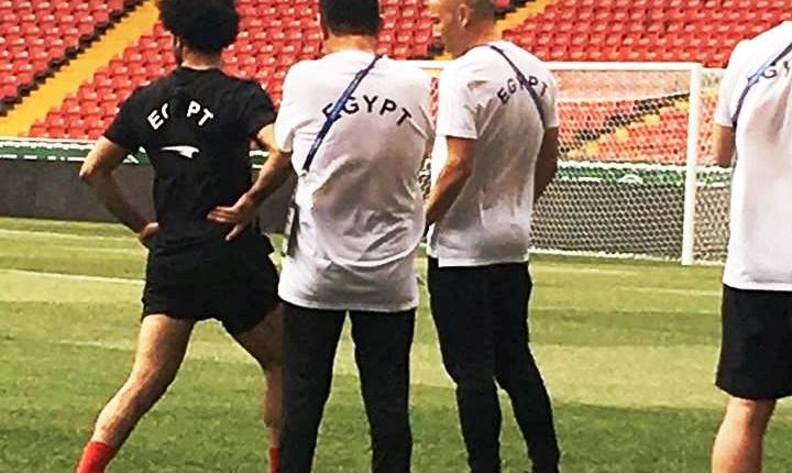 محمد صلاح برفقة الجهاز الطبي للمنتخب