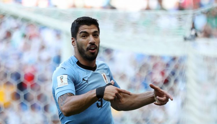 سواريز يحتفل بهدفه فى السعودية