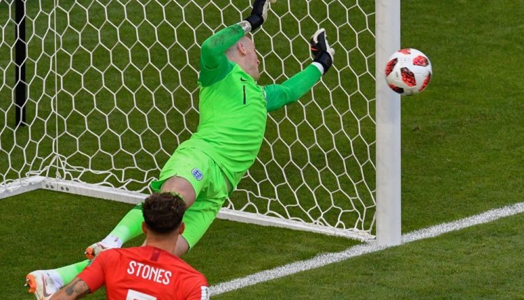 بيكفورد يتصدى لرأسية بيرج