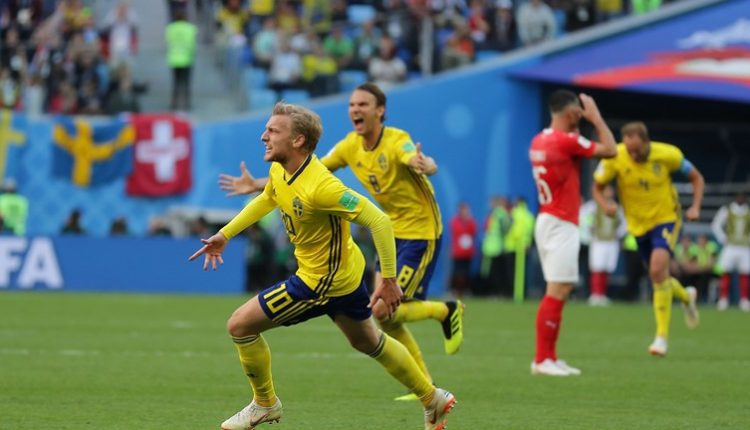 فرحة لاعبي السويد بالفوز على سويسرا