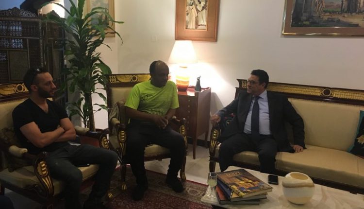 إسماعيل يوسف وأمير مرتضى بصحبة السفير المصري فى الكويت