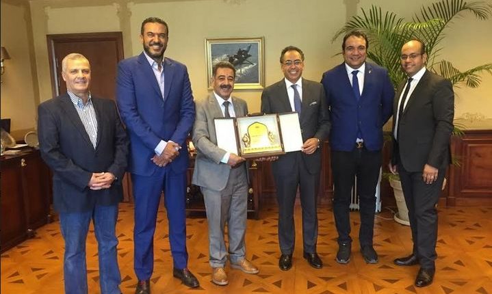 د. مجدي أبو فريخة يسلم درع اتحاد السلة للدكتور هاني سري الدين