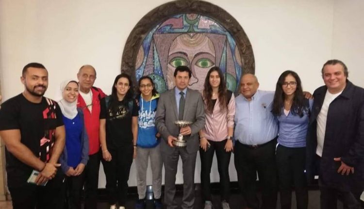 بطلات الاسكواش مع وزير الشباب والرياضة