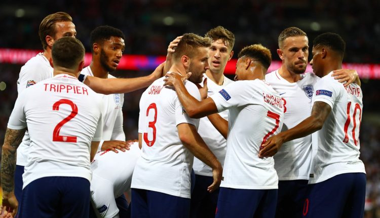 لاعبو إنجلترا يطمئنون على لو شو