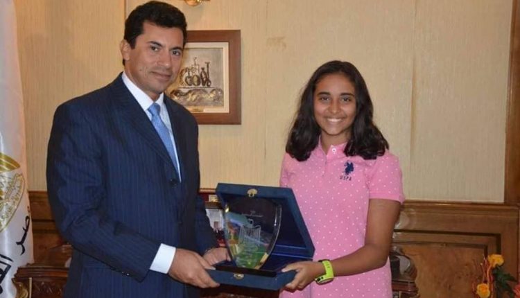 وزير الرياضة يكرم السبّاحة المصرية ريم أشرف صاحبة أطول غطسه في العالم