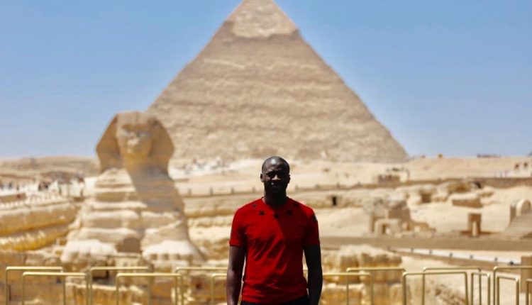 يايا توريه أمام الأهرامات