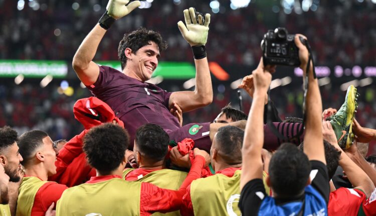 احتفال لاعبي منتخب المغرب بعد فوزه على المنتخب الإسباني بركلات الترجيح وصعودهم لدور ربع النهائي لكأس العالم قطر 2022