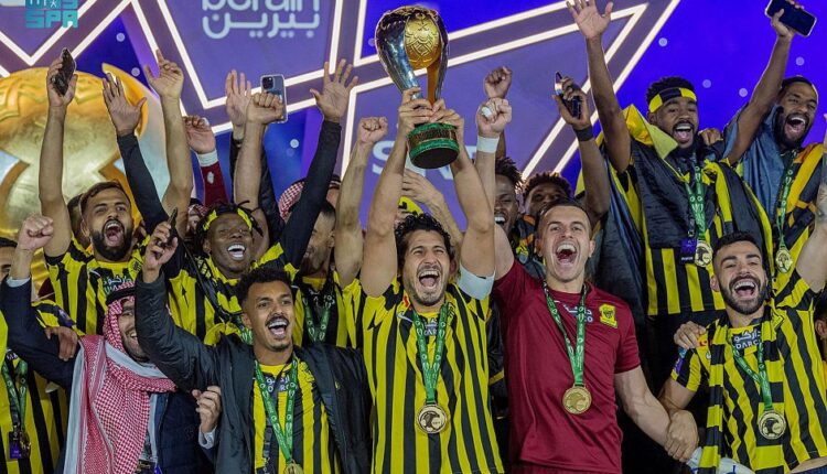 حجازي يرفع كأس السوبر السعودي رفقة فريقه اتحاد جدة