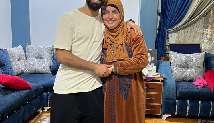 محمد صلاح رفقة والدته