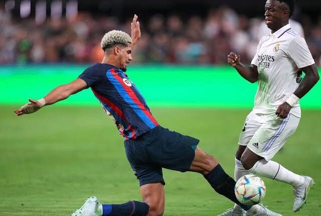 رونالد أراوخو لاعب فريق برشلونة الإسباني