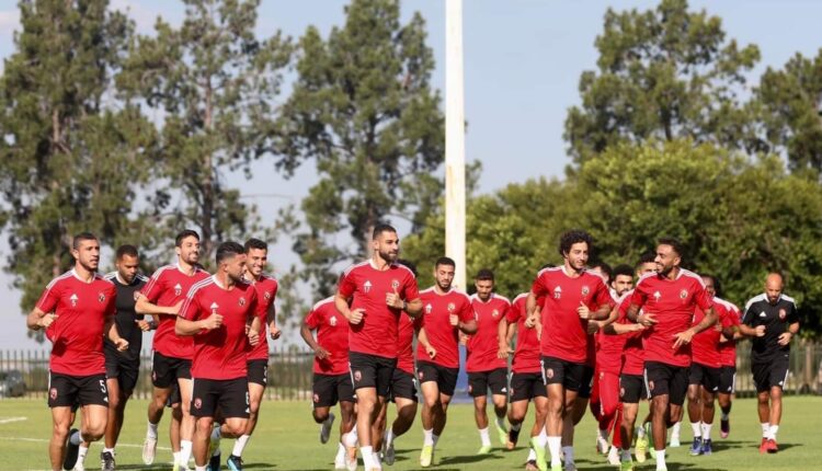 فريق كرة القدم بالنادي الأهلي