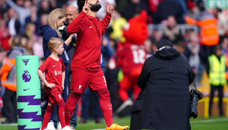 محمد صلاح لاعب ليفربول ونجل جيرارد