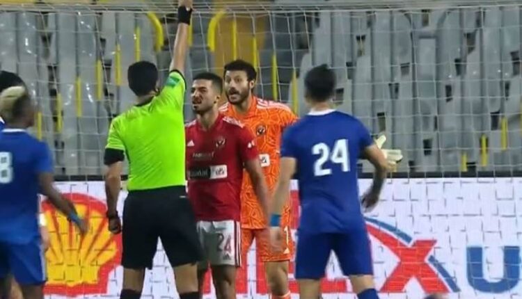 لحظة طرد محمد الشناوي أمام سموحة