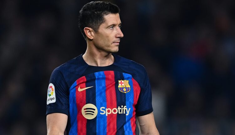 ليفاندوفسكي مهاجم برشلونة