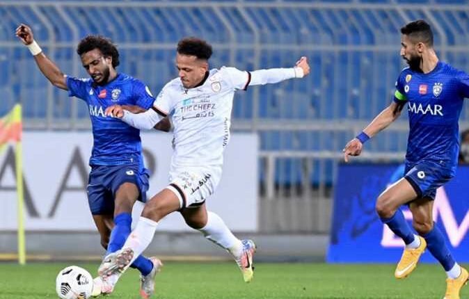 جانب من لقاء سابق للشباب ضد الهلال في الدوري السعودي