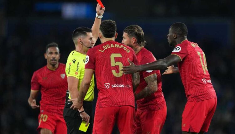 طرد راموس خلال مباراة إشبيلية وريال سوسيداد