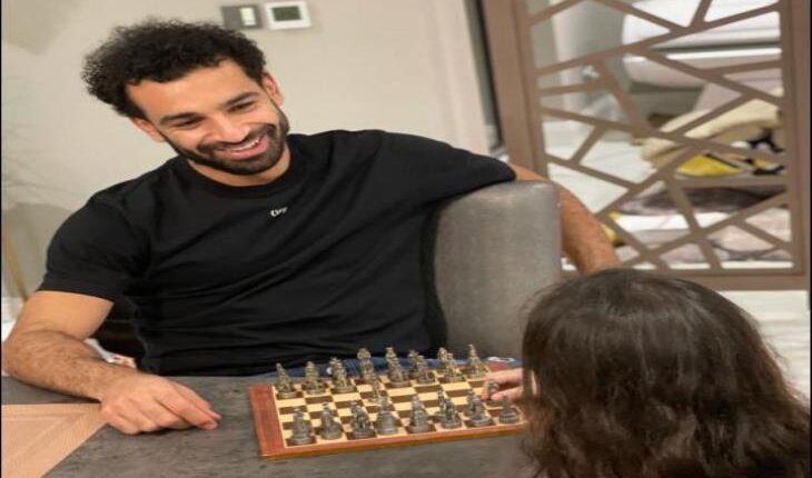 محمد صلاح يلعب الشطرنج